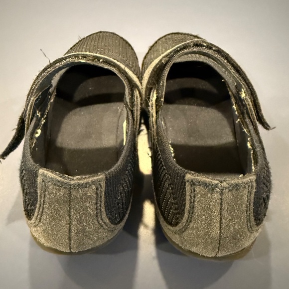 Size 13 Lands' End Girls Knit Comfort Flat Mary Jane Shoes in Navy - Picture 2 of 7